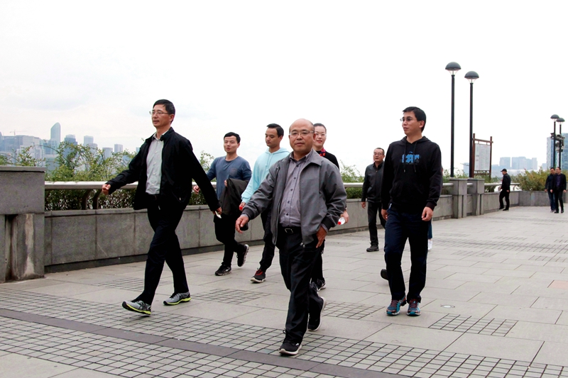 又逢金秋最美時(shí)，500多名浙農(nóng)員工參加沿江健走